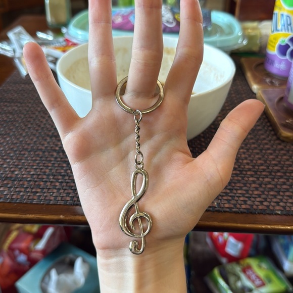 Treble Clef Keychain - Picture 2 of 6